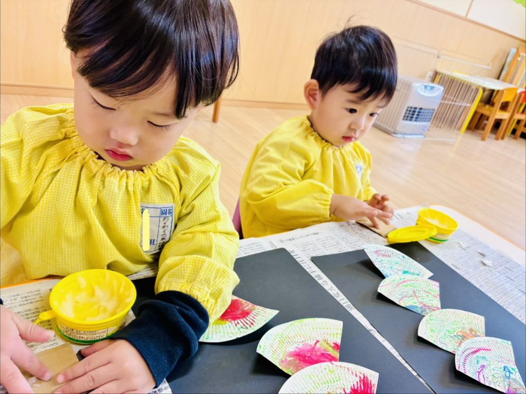 福岡県 京都郡 みやこ町 犀川 わくわくの幼稚園 のびのびhttps://waku2noki.com/7629/幼https://waku2noki.com/7232/稚園 幼稚園 保育園 認定こども園 子ども 保育 弁当 ママ弁当 遠足 年長 年中 年少 未満児 みやこ町保育園 行橋市幼稚園 言葉遊びかるた遊び 表現遊び 外遊び お花見 個人制作 マット遊び 体育遊び らブロック遊び 滑り台 砂場 絵パズル みのむし クリスマス制作 お散歩 作品展 ボール遊び 花見 体操教室 指スタンプ製作 給食参観 時の記念日製作 年長製作 あそびワーク あそび
七夕飾り 絵の具 道具箱整理福岡県 京都郡 みやこ町 犀川 わくわくの幼稚園 のびのびhttps://waku2noki.com/7629/幼https://waku2noki.com/7232/稚園 幼稚園 保育園 認定こども園 子ども 保育 弁当 ママ弁当 遠足 年長 年中 年少 未満児 みやこ町保育園 行橋市幼稚園 よちよち広場 言葉遊びかるた遊び 表現遊び 外遊び お花見 個人制作 マット遊び 体育遊び らブロック遊び 滑り台 砂場 絵パズル みのむし クリスマス制作 お散歩 作品展 ボール遊び 花見 体操教室 指スタンプ製作 給食参観 時の記念日製作 年長製作 あそびワーク あそび
七夕飾り 絵の具 千歳飴袋作り よちよち広場 クリスマスツリー