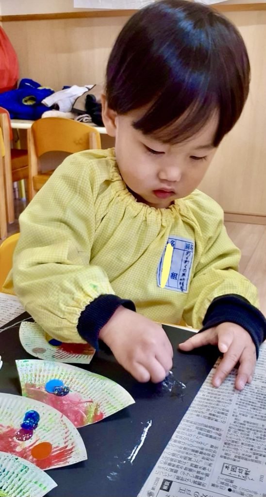 福岡県 京都郡 みやこ町 犀川 わくわくの幼稚園 のびのびhttps://waku2noki.com/7629/幼https://waku2noki.com/7232/稚園 幼稚園 保育園 認定こども園 子ども 保育 弁当 ママ弁当 遠足 年長 年中 年少 未満児 みやこ町保育園 行橋市幼稚園 言葉遊びかるた遊び 表現遊び 外遊び お花見 個人制作 マット遊び 体育遊び らブロック遊び 滑り台 砂場 絵パズル みのむし クリスマス制作 お散歩 作品展 ボール遊び 花見 体操教室 指スタンプ製作 給食参観 時の記念日製作 年長製作 あそびワーク あそび
七夕飾り 絵の具 道具箱整理福岡県 京都郡 みやこ町 犀川 わくわくの幼稚園 のびのびhttps://waku2noki.com/7629/幼https://waku2noki.com/7232/稚園 幼稚園 保育園 認定こども園 子ども 保育 弁当 ママ弁当 遠足 年長 年中 年少 未満児 みやこ町保育園 行橋市幼稚園 よちよち広場 言葉遊びかるた遊び 表現遊び 外遊び お花見 個人制作 マット遊び 体育遊び らブロック遊び 滑り台 砂場 絵パズル みのむし クリスマス制作 お散歩 作品展 ボール遊び 花見 体操教室 指スタンプ製作 給食参観 時の記念日製作 年長製作 あそびワーク あそび
七夕飾り 絵の具 千歳飴袋作り よちよち広場 クリスマスツリー