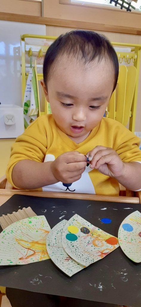 福岡県 京都郡 みやこ町 犀川 わくわくの幼稚園 のびのびhttps://waku2noki.com/7629/幼https://waku2noki.com/7232/稚園 幼稚園 保育園 認定こども園 子ども 保育 弁当 ママ弁当 遠足 年長 年中 年少 未満児 みやこ町保育園 行橋市幼稚園 言葉遊びかるた遊び 表現遊び 外遊び お花見 個人制作 マット遊び 体育遊び らブロック遊び 滑り台 砂場 絵パズル みのむし クリスマス制作 お散歩 作品展 ボール遊び 花見 体操教室 指スタンプ製作 給食参観 時の記念日製作 年長製作 あそびワーク あそび
七夕飾り 絵の具 道具箱整理福岡県 京都郡 みやこ町 犀川 わくわくの幼稚園 のびのびhttps://waku2noki.com/7629/幼https://waku2noki.com/7232/稚園 幼稚園 保育園 認定こども園 子ども 保育 弁当 ママ弁当 遠足 年長 年中 年少 未満児 みやこ町保育園 行橋市幼稚園 よちよち広場 言葉遊びかるた遊び 表現遊び 外遊び お花見 個人制作 マット遊び 体育遊び らブロック遊び 滑り台 砂場 絵パズル みのむし クリスマス制作 お散歩 作品展 ボール遊び 花見 体操教室 指スタンプ製作 給食参観 時の記念日製作 年長製作 あそびワーク あそび
七夕飾り 絵の具 千歳飴袋作り よちよち広場 クリスマスツリー